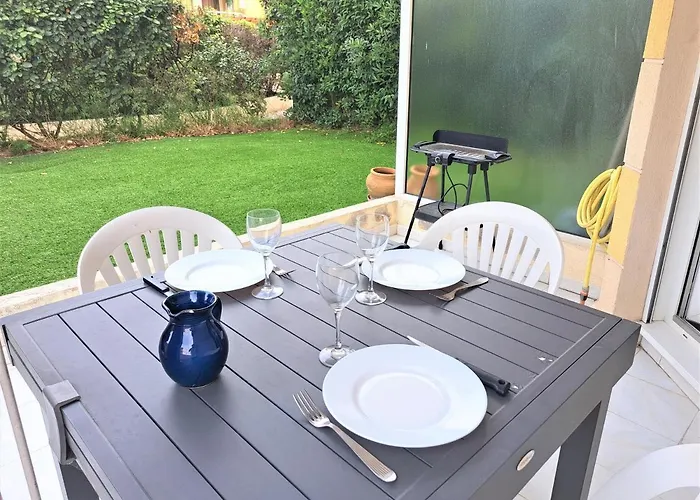 Frejus, 100 M De La Plage Et Base Nature